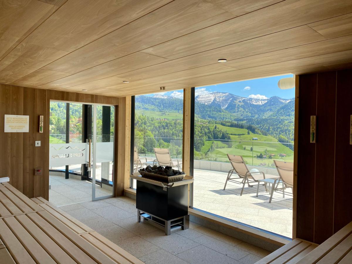 Panoramablick auf die Allgäuer Berge aus der Gipfelsauna im Outdoor-Saunabereich