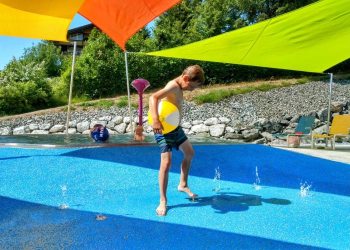 Wasserspiele im Außen-Kinderbecken