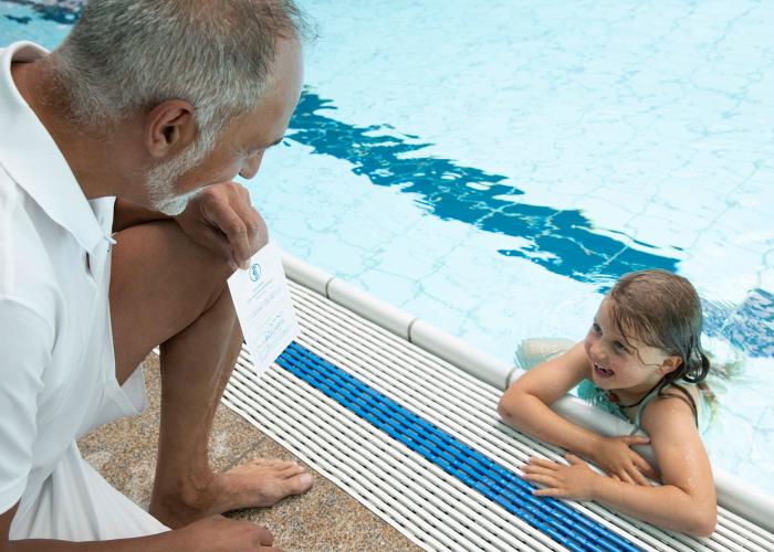 Schwimmkurs mit Abzeichen für Kinder im Schwimmbad Aquaria
